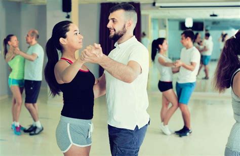 clases salsa sevilla|Clases de Salsa Sevilla. Aprende a bailar salsa. 4。